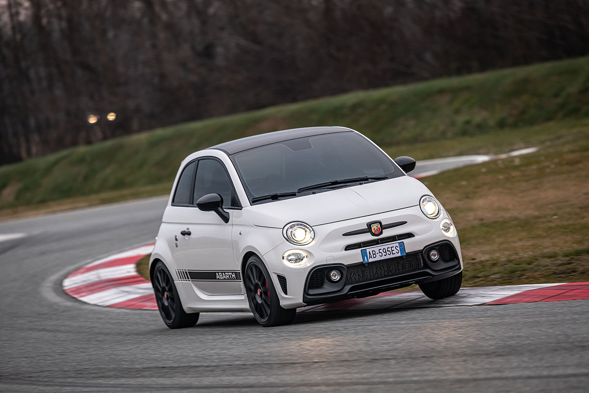 Abarth595Esseesse 02