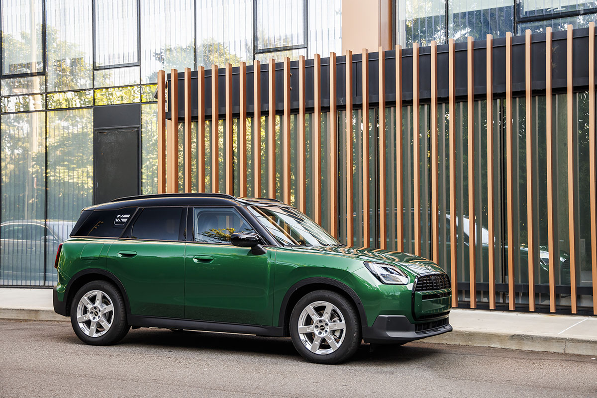 P90523591 highRes mini countryman e in