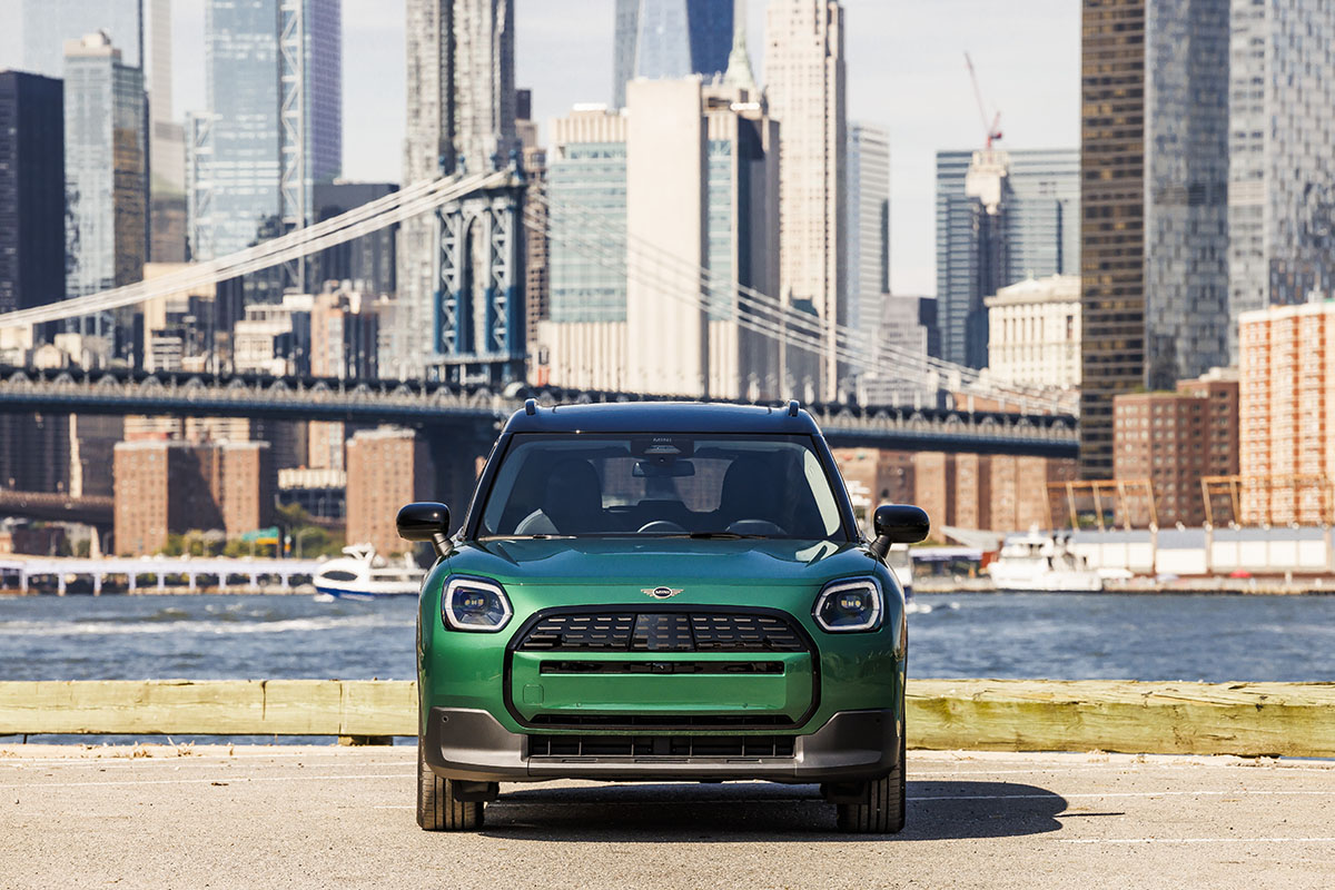 P90523593 highRes mini countryman e in