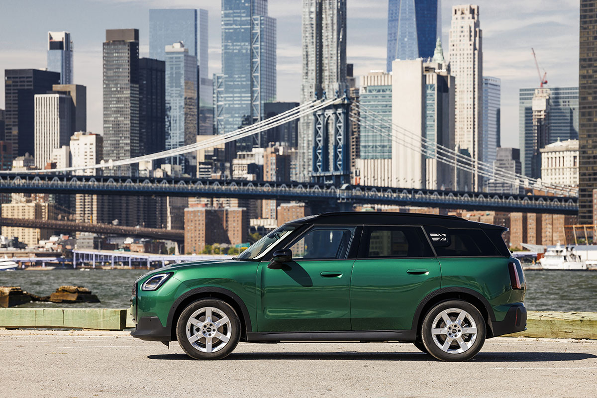 P90523598 highRes mini countryman e in