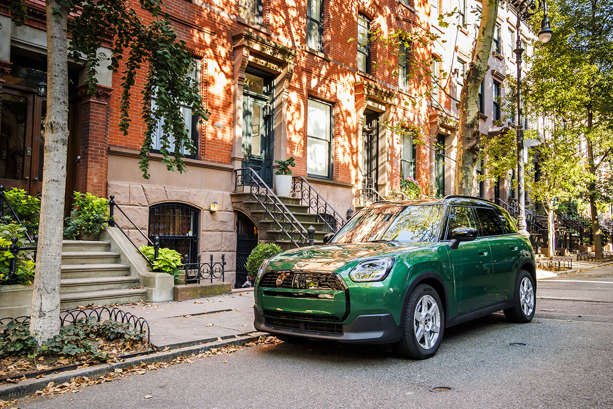 P90523617 highRes mini countryman e in