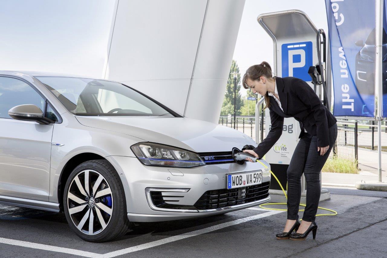 Volkswagen Golf GTE Hybrid 01