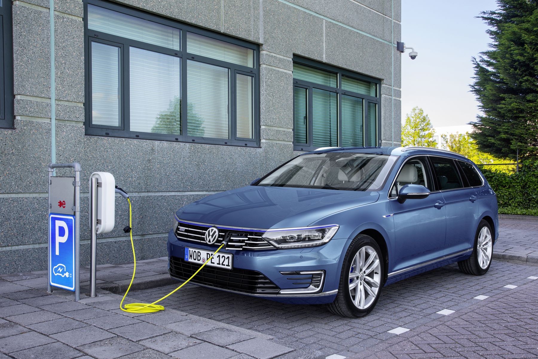 Volkswagen Passat GTE Hybrid 01